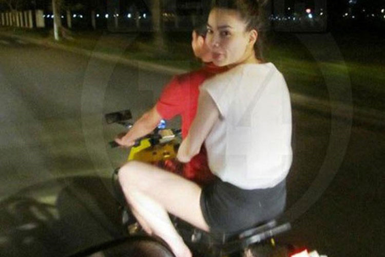 Khi còn gắn bó với Cường Đô la, Hồ Ngọc Hà cũng từng vi phạm luật giao thông vì không đội mũ bảo hiểm khi đi xe máy. Ảnh: Phụ nữ sức khỏe