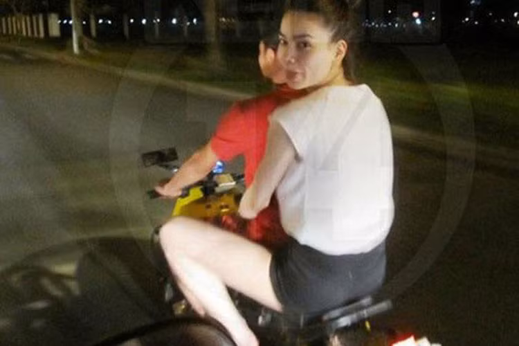 Khi còn gắn bó với Cường Đô la, Hồ Ngọc Hà cũng từng vi phạm luật giao thông vì không đội mũ bảo hiểm khi đi xe máy. Ảnh: Phụ nữ sức khỏe