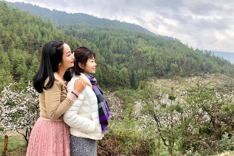 Bên cạnh Mai Phương là gia đình, bạn bè và nhiều đồng nghiệp.