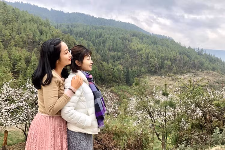 Bên cạnh Mai Phương là gia đình, bạn bè và nhiều đồng nghiệp.