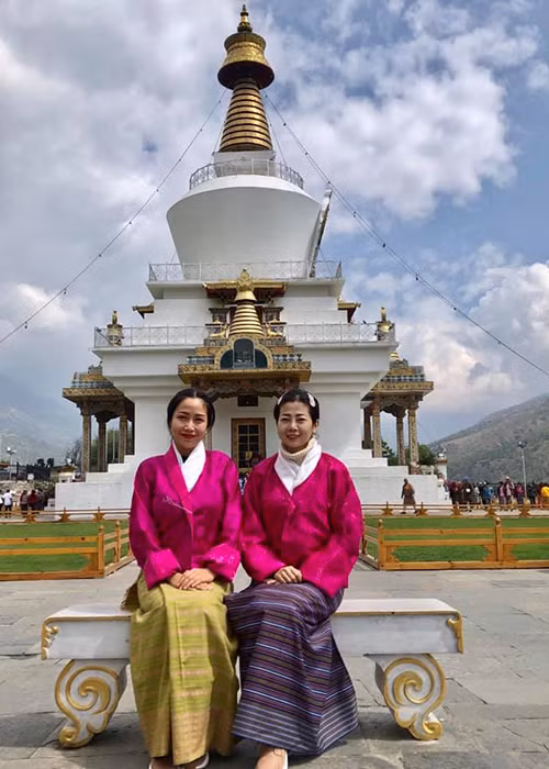 Về sức khỏe hiện tại của Mai Phương, nữ MC chia sẻ: "Em ổn. Hàng ngày uống thuốc đều đặn. Ngày nào cũng 4h sáng bà Ốc dậy pha nước uống thuốc, sau đó là 6h em tự thức- 6h30 ăn sáng. Chiều lặp lại y vậy".