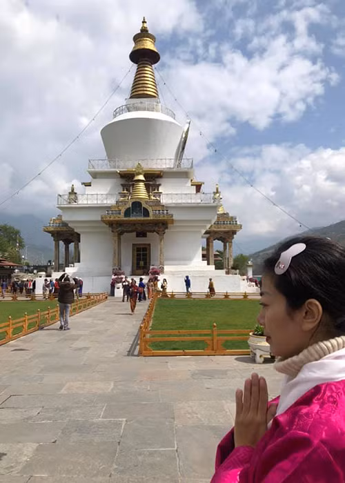 Ốc Thanh Vân cho biết, trong chuyến đi, Mai Phương nhiều lúc cũng mệt, ngủ gục trên vai cô.