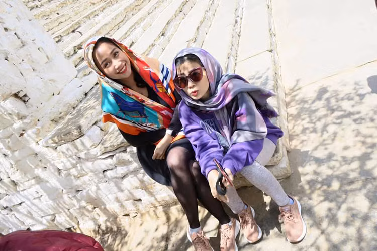 MC Ốc Thanh Vân đồng hành cùng Mai Phương trong chuyến du lịch.