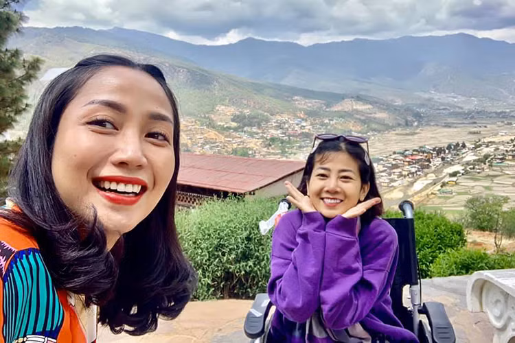 Mai Phuong cung khoc voi Oc Thanh Van trong chuyen du lich Bhutan