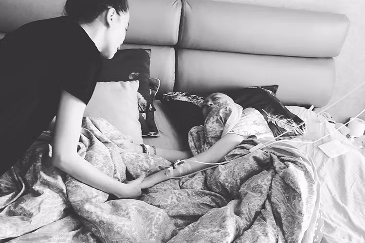 Cách đây ít ngày, Hà Hồ đã đến thăm Như Hương và tâm sự về người bạn thân kiên cường chống chọi bệnh ung thư.