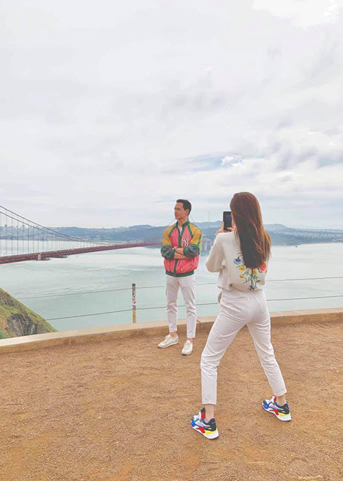 Để bạn trai có bức ảnh sống ảo, Hà Hồ từng không ngại lăn xả hết mình làm phó nháy. Ảnh: FBNV