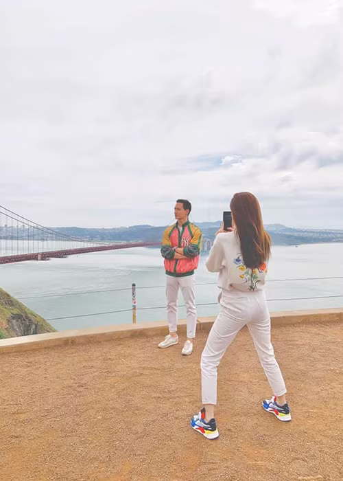 Để bạn trai có bức ảnh sống ảo, Hà Hồ từng không ngại lăn xả hết mình làm phó nháy. Ảnh: FBNV