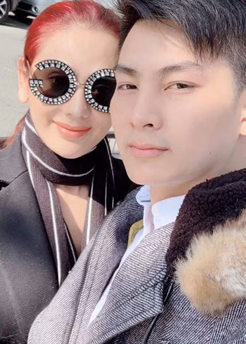 Cô được chồng và gia đình chồng yêu thương, quan tâm.