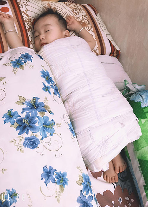 Nữ ca sĩ chuyển giới công khai ảnh cận mặt con trai nhưng sau đó hứa sẽ không khoe con nữa vì muốn bé có cuộc sống bình thường.