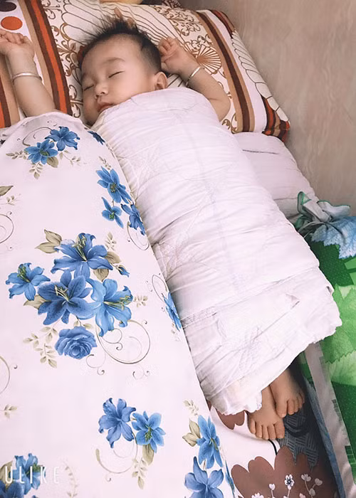 Nữ ca sĩ chuyển giới công khai ảnh cận mặt con trai nhưng sau đó hứa sẽ không khoe con nữa vì muốn bé có cuộc sống bình thường.