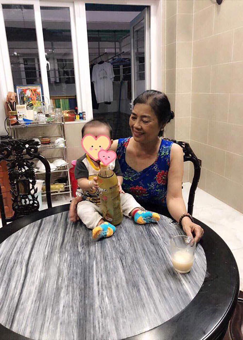 Trên trang cá nhân, Lâm Khánh Chi chia sẻ một số hình ảnh của con trai nhưng khéo giấu mặt bé bằng biểu tượng ngộ nghĩnh.