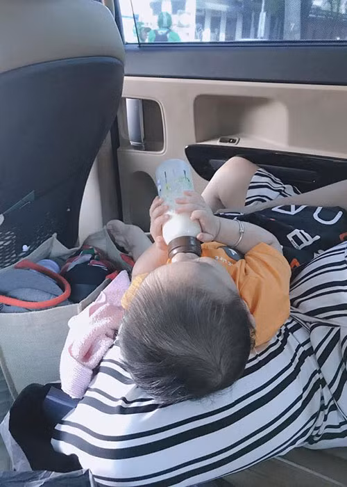 Bé Thiên Long được mẹ đón về nhà lúc hơn 2 tháng tuổi. "Cảm xúc lần đầu tiên ấy khiến tôi không bao giờ quên, tôi cứ nhìn bé hoài, hạnh phúc lắm", Lâm Khánh Chi tâm sự về lần đầu tiên gặp con.