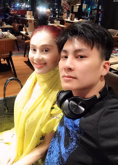 Nữ ca sĩ chuyển giới cho biết khi con trai đủ tuổi trưởng thành, nếu bé thắc mắc về nguồn gốc của mình, cô sẽ kể hết cho con chuyện cô chuyển giới.