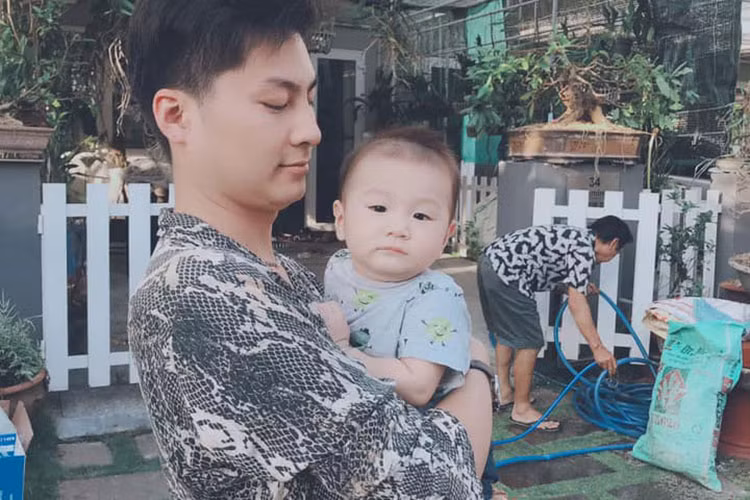 Vì con trai quá đáng yêu, Lâm Khánh Chi phá vỡ lời hứa. Trên trang cá nhân, cô vừa khoe ảnh con trai được chồng của cô bồng.