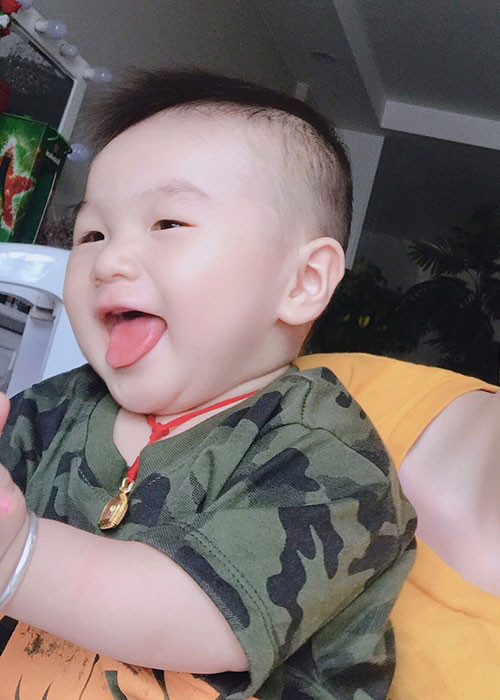 Quý tử nhà nữ ca sĩ chuyển giới rất hay cười.