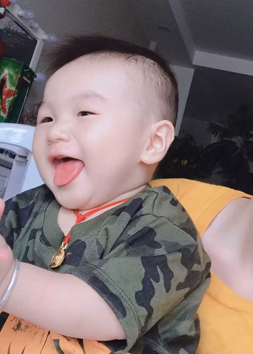 Quý tử nhà nữ ca sĩ chuyển giới rất hay cười.