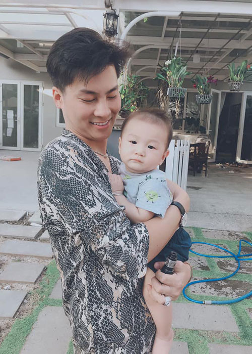 Bé Thiên Long bụ bẫm, kháu khỉnh với làn da trắng mịn khiến ai nấy cũng phải yêu mến.