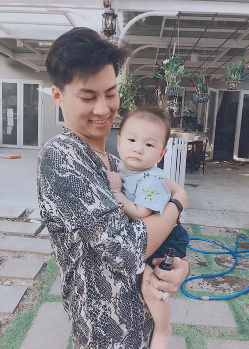 Bé Thiên Long bụ bẫm, kháu khỉnh với làn da trắng mịn khiến ai nấy cũng phải yêu mến.