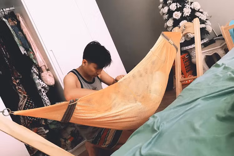 Đặc biệt, ông xã của Lâm Khánh Chi rất cưng chiều cậu quý tử.