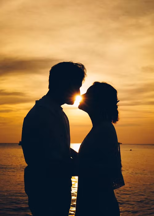 Nam diễn viên Quý Bình vừa đổi ảnh đại diện và hình nền facebook sang ảnh chụp tình tứ bên một cô gái. Bạn bè gửi lời chúc mừng và tỏ ra nóng lòng chờ đợi đám cưới của Quý Bình.