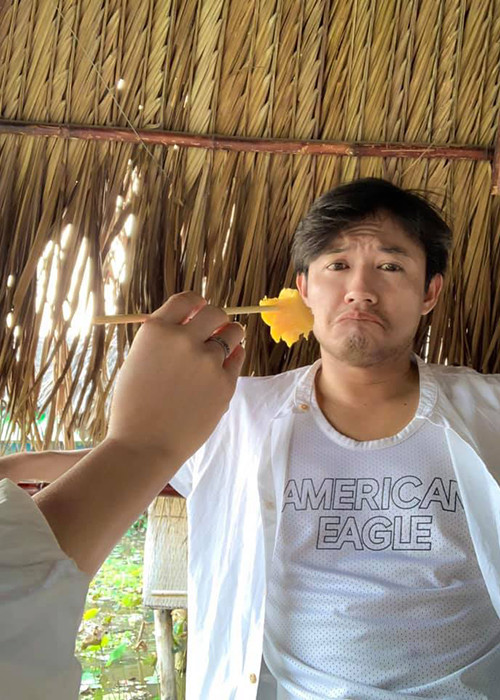 Quý Bình cũng không ít lần dành lời ngọt ngào cho bạn gái. “Anh không biết em làm gì, là ai trước kia, nhưng anh hứa từ bây giờ sẽ luôn bên cạnh em và làm cho em hạnh phúc”, nam diễn viên chia sẻ.