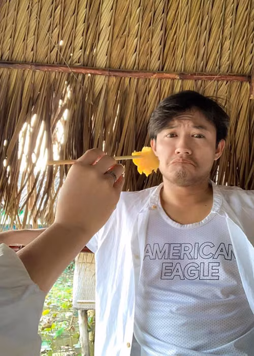 Quý Bình cũng không ít lần dành lời ngọt ngào cho bạn gái. “Anh không biết em làm gì, là ai trước kia, nhưng anh hứa từ bây giờ sẽ luôn bên cạnh em và làm cho em hạnh phúc”, nam diễn viên chia sẻ.