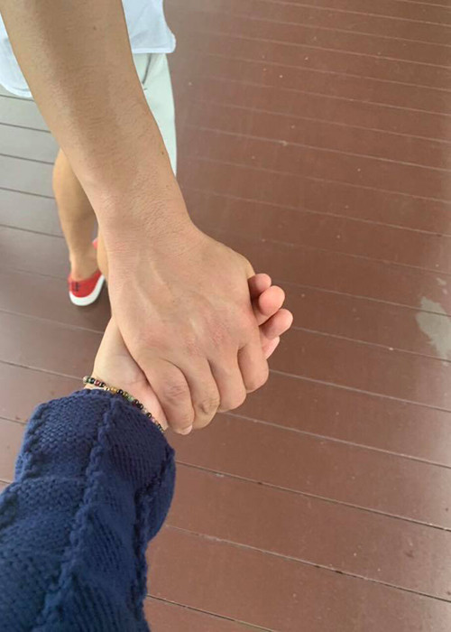 Bạn gái của Quý Bình không hoạt động nghệ thuật nhưng chia sẻ và rất thông cảm với công việc của anh. Quý Bình còn từng khen bạn gái am hiểu nghệ thuật nên tư vấn cho anh rất nhiều từ trang phục đến bài hát.