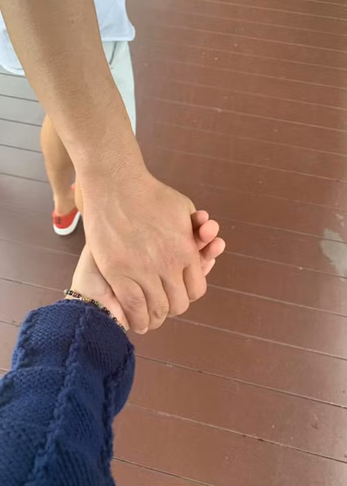 Bạn gái của Quý Bình không hoạt động nghệ thuật nhưng chia sẻ và rất thông cảm với công việc của anh. Quý Bình còn từng khen bạn gái am hiểu nghệ thuật nên tư vấn cho anh rất nhiều từ trang phục đến bài hát.