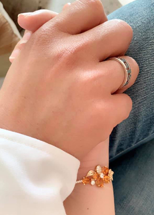 Hình ảnh Quý Bình nắm tay nửa kia của mình từng được nam diễn viên chia sẻ.