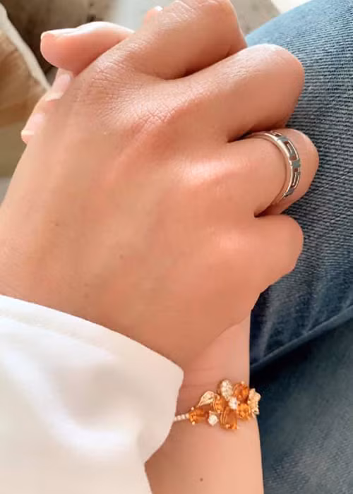 Hình ảnh Quý Bình nắm tay nửa kia của mình từng được nam diễn viên chia sẻ.