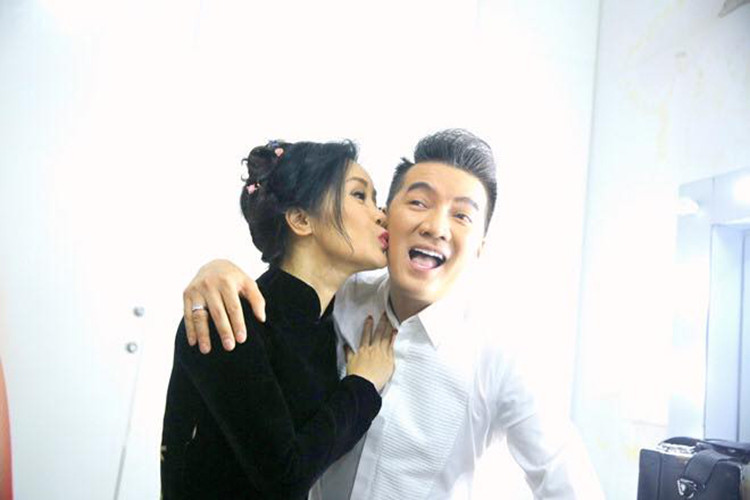 Mr Đàm chia sẻ: "Hôn nhân và sự ấm êm bỗng chốc tan biến bởi sóng gió, đẩy chị vào những đêm đau tan nát. Em không có bất cứ quyền gì để xen vào chuyện của chị ngoài cái quyền duy nhất đó là lòng nhân với nhau và là một đứa em thân yêu của chị”.