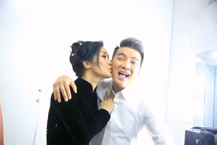 Mr Đàm chia sẻ: "Hôn nhân và sự ấm êm bỗng chốc tan biến bởi sóng gió, đẩy chị vào những đêm đau tan nát. Em không có bất cứ quyền gì để xen vào chuyện của chị ngoài cái quyền duy nhất đó là lòng nhân với nhau và là một đứa em thân yêu của chị”.