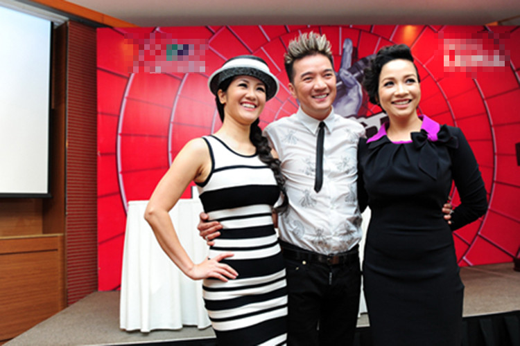 Cuối chia sẻ, Đàm Vĩnh Hưng cảm ơn Hồng Nhung vì đã tin và khóc với anh khi tâm sự chuyện hôn nhân. Ảnh: Dân Việt