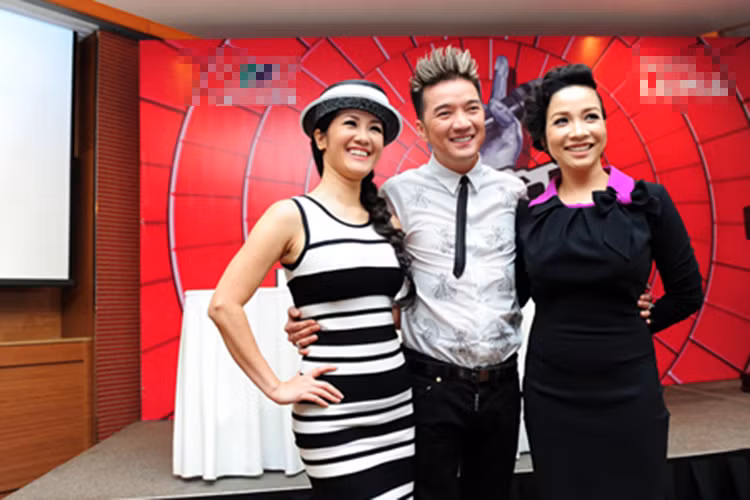 Cuối chia sẻ, Đàm Vĩnh Hưng cảm ơn Hồng Nhung vì đã tin và khóc với anh khi tâm sự chuyện hôn nhân. Ảnh: Dân Việt