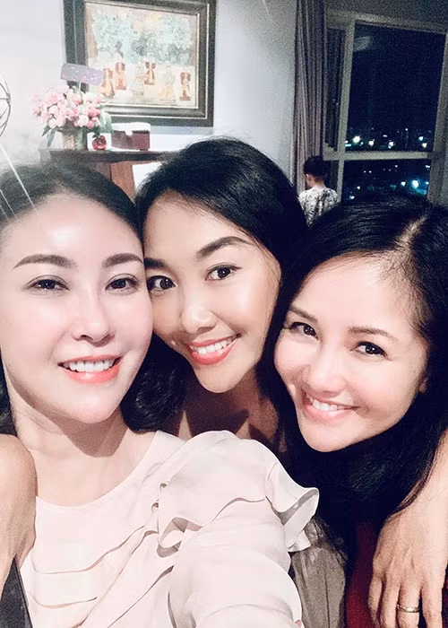 "Sóng gió nào cũng sẽ khiến người ta tổn thương, nhưng đó cũng chỉ là những hương vị để khi nếm trải ta mới thấy được mình mạnh mẽ và trưởng thành đến mức nào. Và trong mắt em, không có gì có thể đánh gục được chị, người phụ nữ tinh thông vững chãi trên mọi "mặt trận" và vì bên chị, luôn có hai thiên thần nhỏ lấp đầy những nguồn năng lượng tích cực mỗi ngày và bao anh em bạn bè thương quý luôn sẵn sàng bên cạnh sẻ chia", Đoan Trang viết.