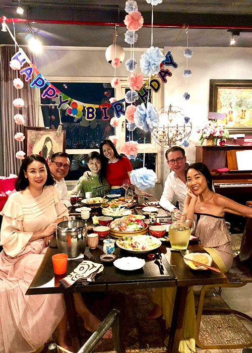 Mới đây, Hồng Nhung tổ chức sinh nhật cho hai con. Bữa tiệc có sự góp mặt của vợ chồng Đoan Trang, vợ chồng Hà Kiều Anh.