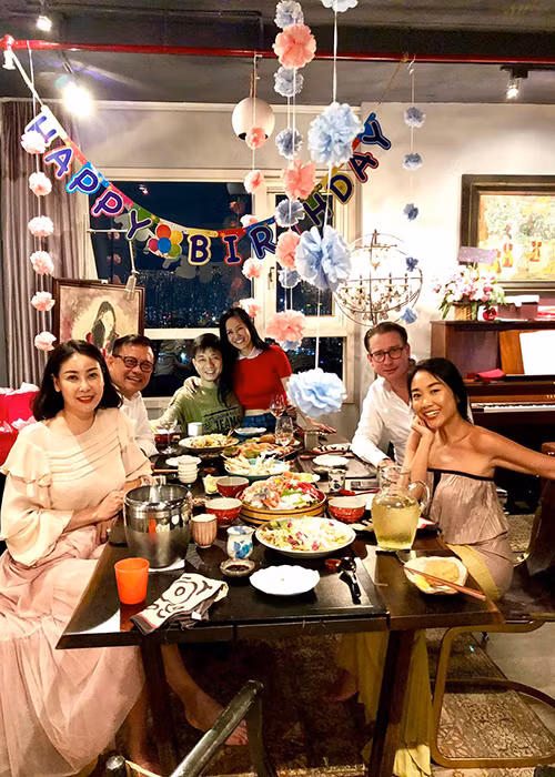 Mới đây, Hồng Nhung tổ chức sinh nhật cho hai con. Bữa tiệc có sự góp mặt của vợ chồng Đoan Trang, vợ chồng Hà Kiều Anh.