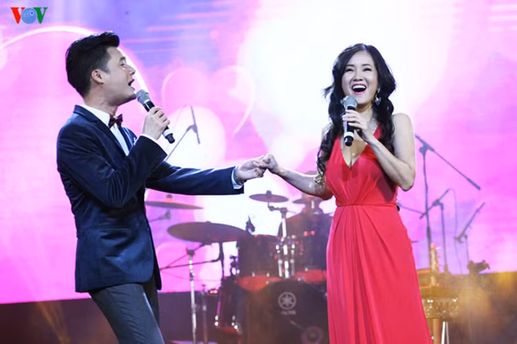 "Mong rằng chị Bống đủ mạnh mẽ và bản lĩnh để vượt qua. Niềm tin đã có trong nụ cười Tôm và Tép. Và ánh mắt sáng ngời, trong trẻo mỗi khi chị Bống cười", Quang Dũng viết. Ảnh: VOV