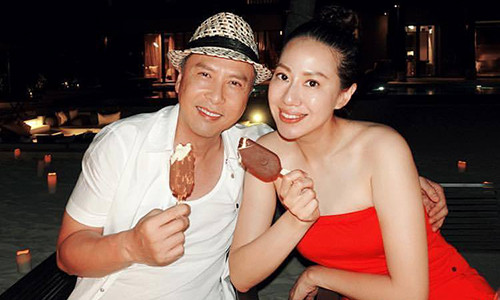 "Có người yêu thích anh ấy, đó là điều tốt. Tôi tin anh ấy biết ứng xử như thế nào, không cần tôi phải nhắc nhở", bà xã của ngôi sao võ thuật nói.