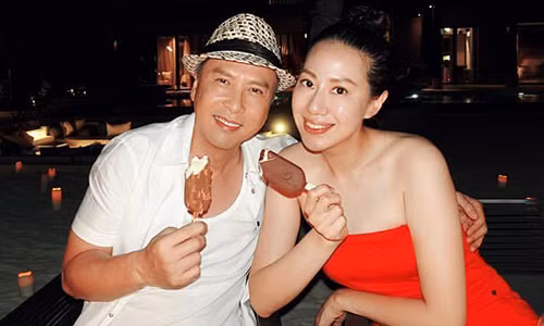 "Có người yêu thích anh ấy, đó là điều tốt. Tôi tin anh ấy biết ứng xử như thế nào, không cần tôi phải nhắc nhở", bà xã của ngôi sao võ thuật nói.