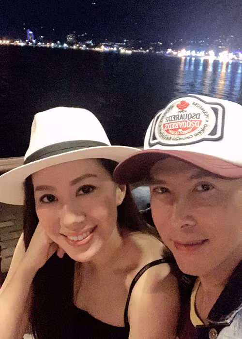 Chân Tử Đan hiện cưng chiều vợ như trứng mỏng. Anh cũng hết mực yêu thương hai người con chung với Uông Thi Thi.