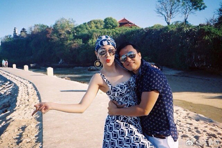 Uông Thi Thi có cuộc hôn nhân hạnh phúc bên chồng và hai con.