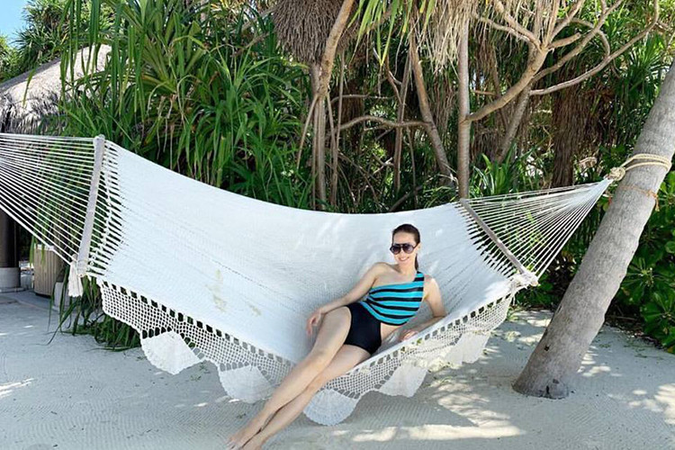 Hình ảnh Uông Thi Thi quyến rũ trong trang phục áo tắm trong một chuyến nghỉ dưỡng.