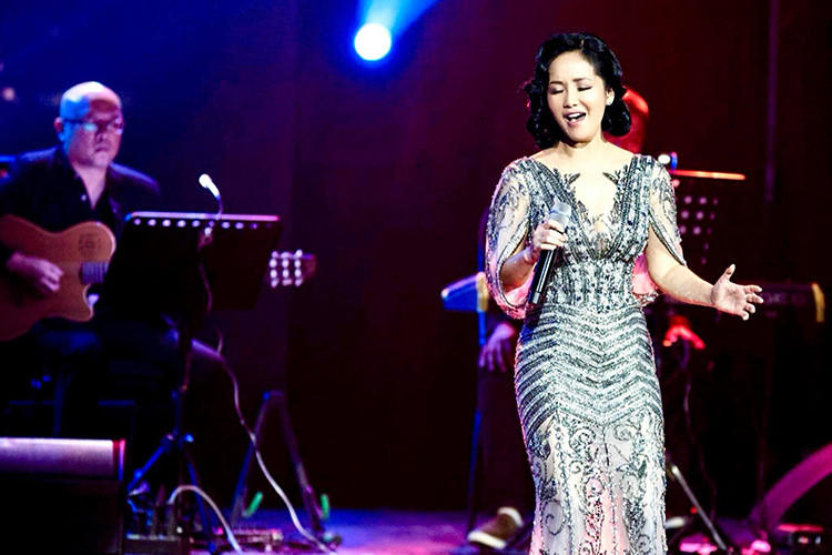 Sau thông tin chồng cũ tái hôn, Hồng Nhung đăng tải loạt ảnh trong đêm diễn vào tối ngày 2/4 kèm dòng trạng thái về cố nhạc sĩ Trịnh Công Sơn.