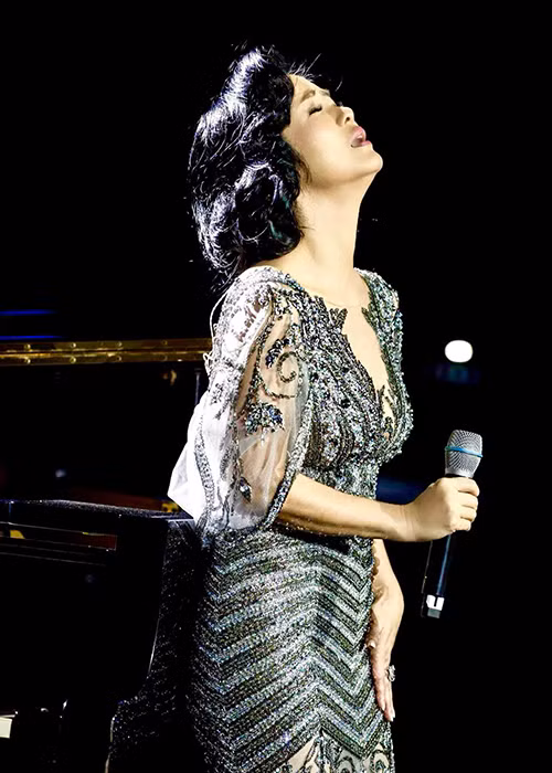 "Cám ơn anh Sơn, người thầy, người nghệ sĩ đã cho em được sống trong lý tưởng giản dị của nghệ thuật: cảm nhận và hướng đến cái đẹp, tình yêu", Hồng Nhung viết.