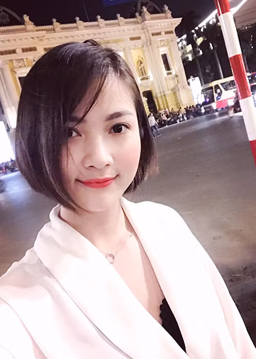 Nữ MC tốt nghiệp đại học Sư phạm Nghệ thuật Trung ương sau đó đầu quân cho Đài Truyền hình Quân đội ANTV.