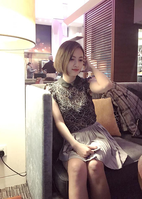 Ngoài đời, bà mẹ một con có phong cách thời trang trẻ trung.