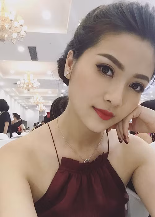 Cô dành nhiều thời gian cho công việc tại đài truyền hình và thăm nom con đều đặn.