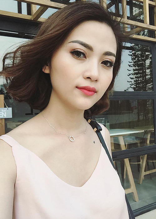 Nữ MC nhận được sự động viên của bạn bè để tham gia chương trình "Người ấy là ai?".