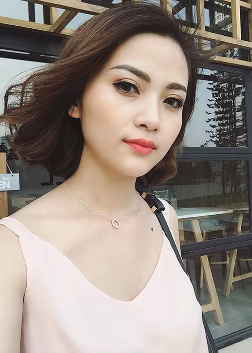 Nữ MC nhận được sự động viên của bạn bè để tham gia chương trình "Người ấy là ai?".